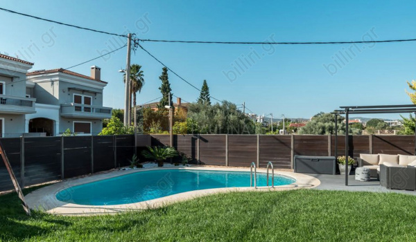 Κήπος -πισίνα . Garden - swimming pool